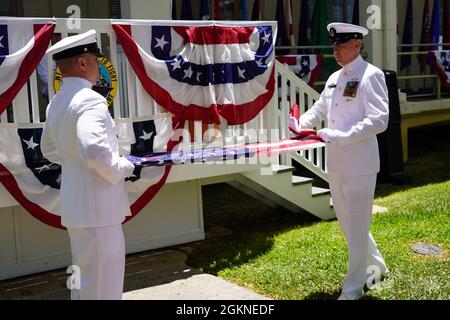 Chief David E. Wilson und Chief Joseph D. Rogers führen während der Zeremonie des Kommandowechsels von Capt. Burton in Pearl Harbor, Hawaii (4. Juni 2021) eine Faltung der Flagge vor. PHNSY & IMF ist eine Feldtätigkeit von NAVSEA und ein regionales Wartungszentrum für die Oberflächenschiffe und U-Boote der Marine aus einer Hand. Stockfoto