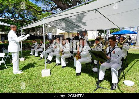 Die Pacific Fleet Band tritt während der Zeremonie zur Befehlsänderung am 4. Juni 2021 in Pearl Harbor, Hawaii, auf. PHNSY & IMF ist eine Feldtätigkeit von NAVSEA und ein regionales Wartungszentrum für die Oberflächenschiffe und U-Boote der Marine aus einer Hand. Stockfoto