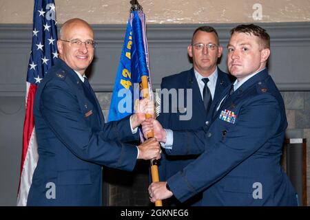 Maxwell AFB, Ala. – Col. Scott A. Bryant, Kommandant, 42d Mission Support Group, übergibt während der Befehlswechselzeremonie im Maxwell Club, 04. Juni 2021, den 42. Squadron Guidon der Sicherheitskräfte an Maj. Eric F. Kowalski. Leiter Der Sicherheitskräfte, Chief Master Sgt. Christopher Hall diente als Führungsträger. Stockfoto