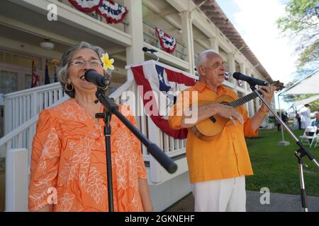 Walter und Luana Kawaiaiaea spielen Hawaii Pono'i während der Zeremonie des Befehlswechsels in Pearl Harbor, Hawaii (4. Juni 2021). PHNSY & IMF ist eine Feldtätigkeit von NAVSEA und ein regionales Wartungszentrum für die Oberflächenschiffe und U-Boote der Marine aus einer Hand. Stockfoto