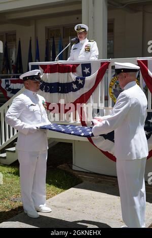 Chief David E. Wilson und Chief Joseph D. Rogers führen während der Zeremonie des Kommandowechsels von Capt. Burton in Pearl Harbor, Hawaii (4. Juni 2021) eine Faltung der Flagge vor. PHNSY & IMF ist eine Feldtätigkeit von NAVSEA und ein regionales Wartungszentrum für die Oberflächenschiffe und U-Boote der Marine aus einer Hand. Stockfoto