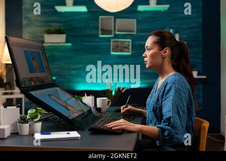 Foto Bearbeitung Spezialist tun Editor Arbeit mit Bild auf Computer-Display im künstlerischen Studio. Fotografin Frau Retusche Verlauf auf Foto, während mit Touchpad und Stift als Werkzeuge Stockfoto
