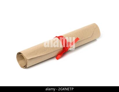 Rolle aus braunem Kraftpapier aufgerollt und mit rotem Band gebunden Stockfoto