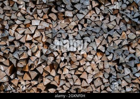 Hintergrund von trocken gehackten Brennholz Protokolle in einem Haufen, aus der Nähe. Österreich Stockfoto