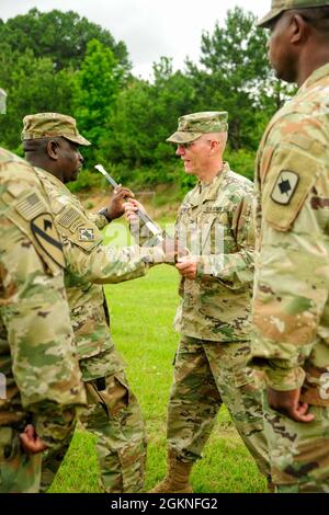 Befehl Sgt. Maj. Billy ward gab am 5. Juni während einer Zeremonie im Robinson Manöver Training Center, North Little Rock, Arkansas, einen Säbel an Oberst Andy Bussell, den Kommandanten des National Guard Marksmanship Training Center, zurück, um zu signalisieren, dass er seine Verantwortung gegenüber dem NGMTC aufgegeben hat. Er ging mit über 40 Jahren Dienst in den Ruhestand und wird durch Command Sgt ersetzt. Maj. Marcus Evans. Stockfoto