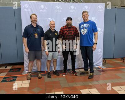 Country-Sänger Brantley Gilbert posiert vor Fort Wainwright's Sommerkonzert am 5. Juni mit (von links) MWR-Direktor Eric Hill, Fort Wainwright Garrison Commander Col. Christopher Ruga und US Army Alaska, die General Maj. General Peter Andrysiak befehligen. Das Konzert im Freien zeigte Auftritte von Rapper und Filmstar Chris 'Ludacris' Bridges, Gilbert und dem Komiker Ronnie Jordan. Stockfoto