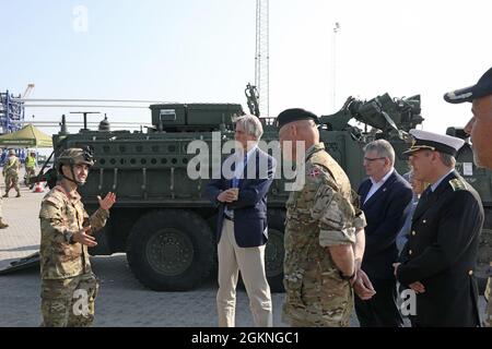 Logistiker und Transporter der 59. Transportbrigade, des Surface Deployment and Distribution Command und des 21. Theater Sustainment Command begannen am 5. Juni 2021, mehr als 300 Ausrüstungsgegenstände im Hafen in Esbjerg, Dänemark, abzuladen. Die Ausrüstung gehört dem 81. Stryker Brigade Combat Team der US Army National Guard mit Sitz in Seattle, das Soldaten des 3. Bataillons, des 161. Infanterie-Regiments nach Europa zur Unterstützung der verstärkten Vorwärtspräsenz der NATO entsetz. Dies ist das erste Mal, dass die US-Armee mit den dänischen Streitkräften im Hafen von Esbjerg zusammengearbeitet hat, um einen zu exekutieren Stockfoto