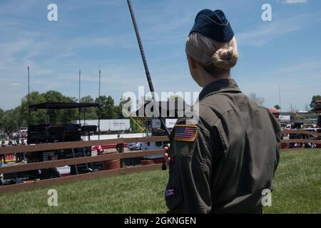 Oberleutnant Samanda McGiffin, Mitglied der 164. Airlift Squadron am 179. Airlift Wing, hält am 5. Juni 2021 ein Radio, um mit der Crew an Bord einer C-130 auf dem Mid-Ohio Sports Car Course zu kommunizieren. Der 179. Airlift Wing wurde von Mid-Ohio beauftragt, während der National Anthem eine C-130 über die Strecke zu fliegen. Stockfoto