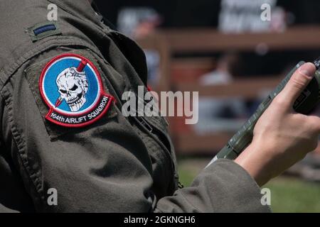 Oberleutnant Samanda McGiffin, Mitglied der 164. Airlift Squadron am 179. Airlift Wing, hält am 5. Juni 2021 ein Radio, um mit der Crew an Bord einer C-130 auf dem Mid-Ohio Sports Car Course zu kommunizieren. Der 179. Airlift Wing wurde von Mid-Ohio beauftragt, während der National Anthem eine C-130 über die Strecke zu fliegen. Stockfoto