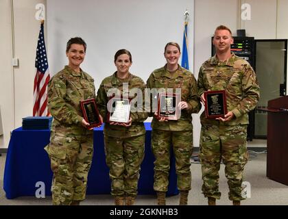 Mitglieder des 114. Jagdflügels posieren für ein Gruppenfoto mit ihren jeweiligen Auszeichnungen am 6. Juni 2021 im Joe Foss Field, South Dakota. Diese Airmen erhielten jeweils den Airman of the Year Award für herausragende Leistungen. Stockfoto