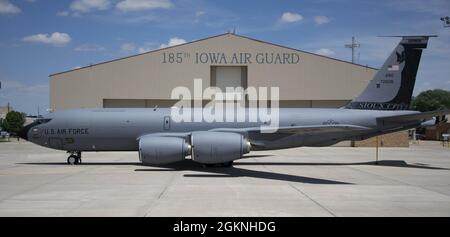 Ein KC-135, der dem 185. Lufttankflügel der IA Air National Guard zugeordnet ist, ist mit dem Fledermaus-Logo am Heck des Geräts lackiert. Die 185. Wurde bei ihrem Einsatz in Vietnam hauptsächlich bei Nachtmissionen als „Fledermäuse“ bezeichnet. Der Schwanz wurde zu Ehren des 75. Jahrestages der Einheit mit der Fledermaus bemalt. Stockfoto