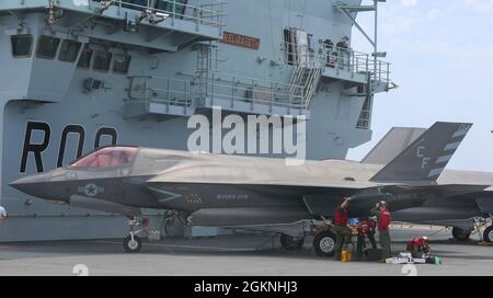 Marineinfanteristen mit Marine Fighter Attack Squadron 211 führen an Bord des Schiffes Queen Elizabeth von Ihrer Majestät im Mittelmeer routinemäßige Wartungsarbeiten an einer F-35B Lighting II durch. VMFA-211 wird an Bord der HMS Queen Elizabeth als Teil der britischen Carrier Strike Group (CSG) 21 an Bord genommen. Der Transit des CSG-21 über das Mittelmeer bietet die Möglichkeit, mit NATO-Alliierten und regionalen Partnern zu trainieren und zu trainieren. Die Teilnahme an multinationalen Übungen verbessert die Verteidigungsbeziehungen und verbessert die Gesamtkoordination und Interoperabilität zwischen Verbündeten und Partnermilitärs. Stockfoto
