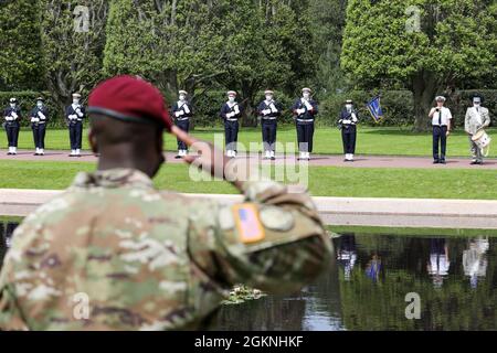 Soldaten der US-Armee der 82. Airborne Division grüßen die französische Marine auf dem amerikanischen Friedhof und der Gedenkstätte der Normandie während der Internationalen D-Day-Zeremonie am 6. Juni 2021 in der Normandie, Frankreich. Der Friedhof ehrt amerikanische Truppen, die während des Zweiten Weltkriegs in Europa starben Stockfoto