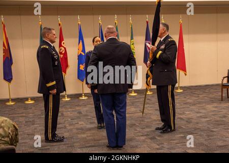 Brigadegeneral Joseph R. Baldwin gibt sein Kommando über die Arizona Army National Guard an Brig ab. General Lonnie J. Branum mit der Verabschiedung der Organisationsfarben während einer Befehlswechselzeremonie im Papago Park Military Reservation in Phoenix, 6. Juni 2021. Branum ist ein gebürtiger Phönix, der seit 1982 in der Arizona Army National Guard dient und das Kommando über die 850. Military Police Company sowie die 158. Mobility Enhancement Brigade innehatte und zuletzt als Deputy Adjutant General diente. „Vielen Dank für Ihr anhaltendes Vertrauen und Ihr Vertrauen in mich, um in der Lage zu sein Stockfoto