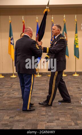 Brigadegeneral Joseph R. Baldwin gibt sein Kommando über die Arizona Army National Guard an Brig ab. General Lonnie J. Branum mit der Verabschiedung der Organisationsfarben während einer Befehlswechselzeremonie im Papago Park Military Reservation in Phoenix, 6. Juni 2021. Branum ist ein gebürtiger Phönix, der seit 1982 in der Arizona Army National Guard dient und das Kommando über die 850. Military Police Company sowie die 158. Mobility Enhancement Brigade innehatte und zuletzt als Deputy Adjutant General diente. „Vielen Dank für Ihr anhaltendes Vertrauen und Ihr Vertrauen in mich, um in der Lage zu sein Stockfoto