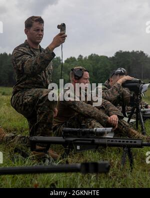 Marines mit 3rd Force Reconnaissance Company, 4th Marine Division, bereiten ihre Ausrüstung während der Scharfschützenausbildung im Camp Shelby, Mississippi, am 6. Juni 2021 vor. Die Marines trainierten mit dem halbautomatischen Langbereich-Scharfschützengewehr M107, einem Anti-Material-Gewehr, das .50-Kaliber-Patronen auf eine maximale effektive Reichweite von 2000 Metern abfeuert. Stockfoto