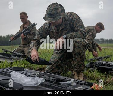 Marines mit 3rd Force Reconnaissance Company, 4th Marine Division, montieren ihre Gewehre während des Scharfschützentrainings am 6. Juni 2021 in Camp Shelby, Mississippi. Die Marines trainierten mit dem halbautomatischen Langbereich-Scharfschützengewehr M107, einem Anti-Material-Gewehr, das .50-Kaliber-Patronen auf eine maximale effektive Reichweite von 2000 Metern abfeuert. Stockfoto