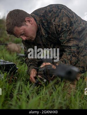 Ein Marine mit der 3rd Force Reconnaissance Company, 4th Marine Division, montiert sein Gewehr während des Scharfschützentrainings am 6. Juni 2021 in Camp Shelby, Mississippi. Die Marines trainierten mit dem halbautomatischen Langbereich-Scharfschützengewehr M107, einem Anti-Material-Gewehr, das .50-Kaliber-Patronen auf eine maximale effektive Reichweite von 2000 Metern abfeuert. Stockfoto