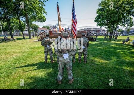 Die Farbwache der Nationalgarde der New Jersey Army steht bereit, während Oberstleutn Tracy Norman das Kommando über die 42. Regionale Unterstützungsgruppe von Oberstleutn Robert Martinez während einer Befehlswechselzeremonie im National Guard Training Center in Sea Gurt, N.J., 6. Juni 2021 übernimmt. Stockfoto