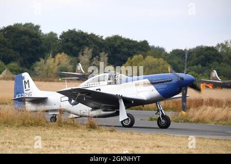 Eine amerikanische Mustang P-51D 'Miss Helen' rollt auf der Abingdon Air & Country Show 2021 Stockfoto