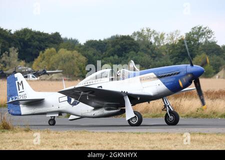 Ein nordamerikanischer Mustang P-51D „Miss Helen“, der auf der Abingdon Air & Country Show 2021 fährt Stockfoto