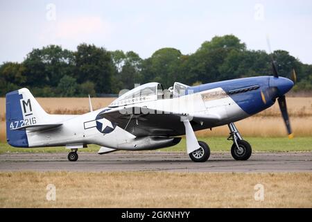 Eine amerikanische Mustang P-51D 'Miss Helen' rollt auf der Abingdon Air & Country Show 2021 Stockfoto