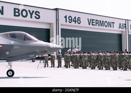 Der Gouverneur von Vermont, Phil Scott, spricht im Rahmen einer Feier zum 75. Jahrestag an den 158th Fighter Wing und die Teilnehmer, South Burlington, V., 6. Juni 2021. Die Nationalgarde von Vermont hielt eine Zeremonie auf der Basis ab, um 75 Jahre Flugbetrieb seit August 1946 zu feiern, als das 134. Jagdgeschwader das fünfte fliegende Geschwader war, das in der Nationalgarde gebildet wurde. Stockfoto