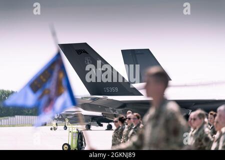 Der Gouverneur von Vermont, Phil Scott, spricht im Rahmen einer Feier zum 75. Jahrestag an den 158th Fighter Wing und die Teilnehmer, South Burlington, V., 6. Juni 2021. Die Nationalgarde von Vermont hielt eine Zeremonie auf der Basis ab, um 75 Jahre Flugbetrieb seit August 1946 zu feiern, als das 134. Jagdgeschwader das fünfte fliegende Geschwader war, das in der Nationalgarde gebildet wurde. Stockfoto