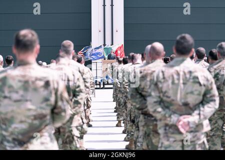 Der Gouverneur von Vermont, Phil Scott, spricht im Rahmen einer Feier zum 75. Jahrestag an den 158th Fighter Wing und die Teilnehmer, South Burlington, V., 6. Juni 2021. Die Nationalgarde von Vermont hielt eine Zeremonie auf der Basis ab, um 75 Jahre Flugbetrieb seit August 1946 zu feiern, als das 134. Jagdgeschwader das fünfte fliegende Geschwader war, das in der Nationalgarde gebildet wurde. Stockfoto