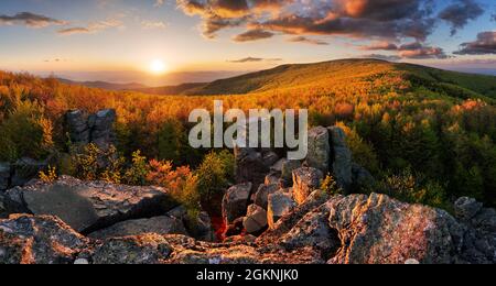 Toller Panoramablick auf die Berge. Die Hügel glühen im Sonnenlicht. Stockfoto