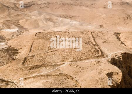 Israel, Masada Überreste eines von mehreren Legionärslagern in Masada, direkt außerhalb der Umkreismauer, wie von oben gesehen Stockfoto