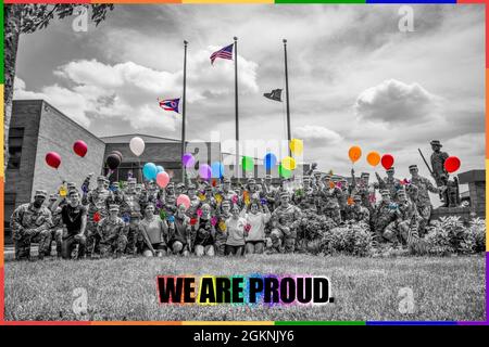 Die Luftwaffe des 179. Luftlift-Flügels versammelt sich mit Ballons und Handbemalung vor der Minuteman-Statue der Air National Guard, um ihre Unterstützung für die weite Beobachtung des Pride Month, 6. Juni 2021, durch das Verteidigungsministerium zu demonstrieren. Wir stehen solidarisch mit unseren LGBTQI+-Dienstmitgliedern und bekennen uns zu einer Organisation, die auf Inklusion und würde für alle aufbaut. Es ist das, was es bedeutet, mit Stolz zu dienen. (Foto-Illustration der Ohio National Guard von Meister Sgt. Joe Harwood) Stockfoto