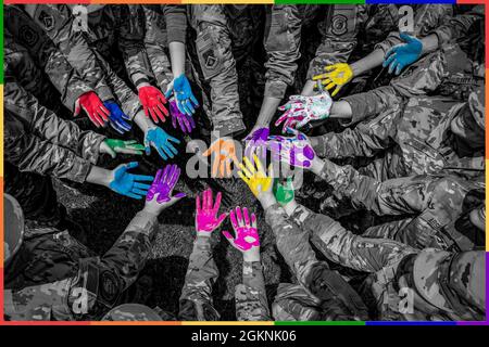 Die Luftwaffe des 179. Luftlift-Flügels versammelt sich mit Ballons und Handbemalung vor der Minuteman-Statue der Air National Guard, um ihre Unterstützung für die weite Beobachtung des Pride Month, 6. Juni 2021, durch das Verteidigungsministerium zu demonstrieren. Wir stehen solidarisch mit unseren LGBTQI+-Dienstmitgliedern und bekennen uns zu einer Organisation, die auf Inklusion und würde für alle aufbaut. Es ist das, was es bedeutet, mit Stolz zu dienen. (Foto-Illustration der Ohio National Guard von Meister Sgt. Joe Harwood) Stockfoto