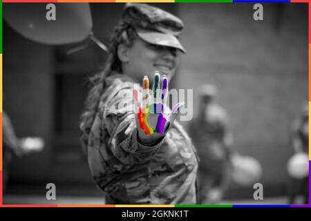 Personal Sgt. Rachael Brown trifft sich mit Luftmännern vom 179. Luftlift-Flügel, die sich mit Ballons und Handbemalung vor der Minuteman-Statue der Air National Guard versammelt haben, um ihre Unterstützung für die weite Beobachtung des Pride Month, 6. Juni 2021 durch das Verteidigungsministerium zu demonstrieren. Wir stehen solidarisch mit unseren LGBTQI+-Dienstmitgliedern und bekennen uns zu einer Organisation, die auf Inklusion und würde für alle aufbaut. Es ist das, was es bedeutet, mit Stolz zu dienen. (Foto-Illustration der Ohio National Guard von Meister Sgt. Joe Harwood) Stockfoto