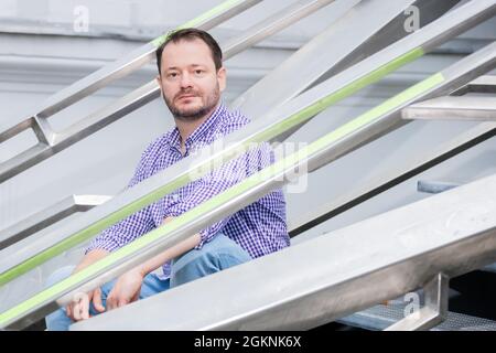 Berlin, Deutschland. September 2021. Clemens Krauss, Künstler, sitzt vor dem Berliner Haus am Lützowplatz vor einem Interviewtermin mit der Deutschen Presse-Agentur. Die österreichische Künstlerin ist auch Psychoanalytikerin. In seiner neuen Ausstellung 'Massen/ Masses' in Berlin plant er eine Performance mit Gruppensitzungen mit bis zu zwölf Teilnehmern. (To dpa: 'The artificial skin of Clemens Krauss - Berlin Art Week Begins') Quelle: Christoph Soeder/dpa/Alamy Live News Stockfoto