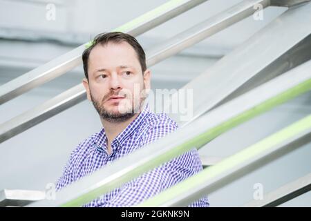 Berlin, Deutschland. September 2021. Clemens Krauss, Künstler, sitzt vor dem Berliner Haus am Lützowplatz vor einem Interviewtermin mit der Deutschen Presse-Agentur. Die österreichische Künstlerin ist auch Psychoanalytikerin. In seiner neuen Ausstellung 'Massen/ Masses' in Berlin plant er eine Performance mit Gruppensitzungen mit bis zu zwölf Teilnehmern. (To dpa: 'The artificial skin of Clemens Krauss - Berlin Art Week Begins') Quelle: Christoph Soeder/dpa/Alamy Live News Stockfoto