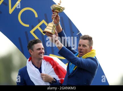 Datei-Foto vom 30-09-2018 von Justin Rose und Henrik Stenson vom Team Europe (rechts) feiern den Gewinn des Ryder Cup im Le Golf National, Saint-Quentin-en-Yvelines, Paris. Ausgabedatum: Mittwoch, 15. September 2021. Stockfoto