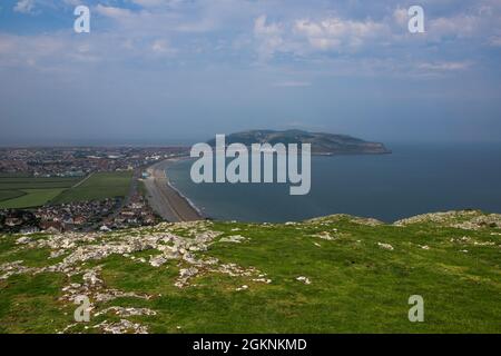 Blick auf Llandudno und die große Orme an einem Sommertag. Aussichtspunkt von der Little Orme in nordwales Stockfoto