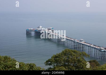 Llandudno Pier im Sommer. Nordwales Touristenziel. Alter viktorianischer Pier Stockfoto