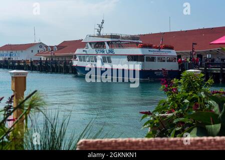 Mackinaw Island, MI - 14. Juli 2021: Shepler's Ferry dockte am 14. Juli 2021 auf Mackinaw Island, MI an. Stockfoto