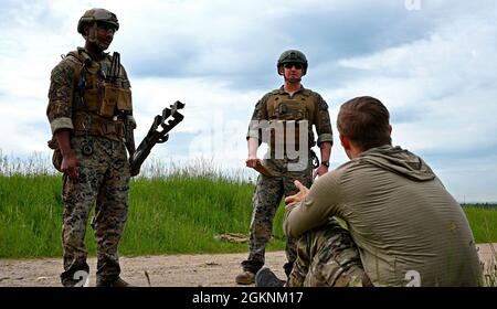 PUTLOS, Deutschland (7. Juni 2021) Marineinfanteristinnen und Marineinfanteristiker, beauftragt mit dem 4. Zug Littoral Explosive Ordnance Neutralisation (LEON), 1st Explosive Ordnance Disposal (EOD) Company, 7th Engineer Support Battalion, 1 Marine Logistic Group, besprechen im Rahmen der Übung BALTOPS 50 die Clearingverfahren für die Ausbildung von Entsorgungsmitteln. Die 50. BALTOPS stellt ein kontinuierliches und stetiges Engagement für die Stärkung der Interoperabilität in der Allianz und die Gewährleistung kollektiver maritimer Sicherheit in der Ostsee dar. Stockfoto