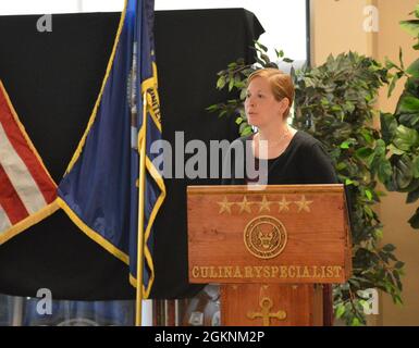 Laura Orr, Bildungsdirektorin des Hampton Roads Naval Museum, präsentiert eine historische Präsentation über die Schlacht von Midway in der Scudder Hall an Bord von NWS Yorktown. Stockfoto