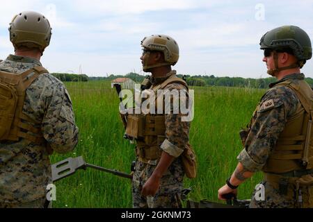 PUTLOS, Deutschland (7. Juni 2021) Marineinfanteristinnen und Marineinfanteristiker, beauftragt mit dem 4. Zug Littoral Explosive Ordnance Neutralisation (LEON), 1st Explosive Ordnance Disposal (EOD) Company, 7th Engineer Support Battalion, 1 Marine Logistic Group, besprechen im Rahmen der Übung BALTOPS 50 die Clearingverfahren für die Ausbildung von Entsorgungsmitteln. Die 50. BALTOPS stellt ein kontinuierliches und stetiges Engagement für die Stärkung der Interoperabilität in der Allianz und die Gewährleistung kollektiver maritimer Sicherheit in der Ostsee dar. Stockfoto