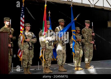 Al Dhafra Air Base Honor Guard Airmen vom 380. Air Expeditionary Wing, posten die Farben bei einer Befehlswechselzeremonie für den 380. AEW-Kommandanten auf dem Al Dhafra Air Base, Vereinigte Arabische Emirate, 8. Juni 2021. Die Befehlswechselzeremonie ist eine militärische Tradition, die eine formale Übertragung der Autorität und Verantwortung für eine Einheit von einem Kommandanten auf einen anderen darstellt. Stockfoto