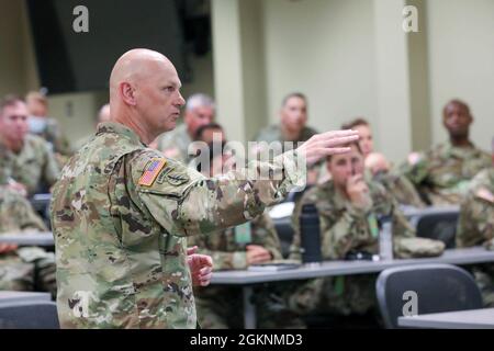 Die leitenden Mitarbeiter des US Army Civil Affairs and Psychological Operations Command (Airborne) bei Command Post Exercise – Functional (CPX-F) 21-02 nahmen an einer professionellen Entwicklungsbesprechung der US Army Reserve Brig Teil. General Michael M. Greer, stellvertretender Generalkommandant, USACAPOC(A). Greer informierte Übungsleiter über die Analyse von Wettbewerb, Krise und Konflikt, um unter neuen Bedingungen auf dem heutigen modernen Schlachtfeld eine Überlastung der Fähigkeiten zu erreichen, sowie über ein zusätzliches Folgeseminar, das sich auf die Führung auf der nächsten Ebene für interessierte Personen konzentrierte. Stockfoto