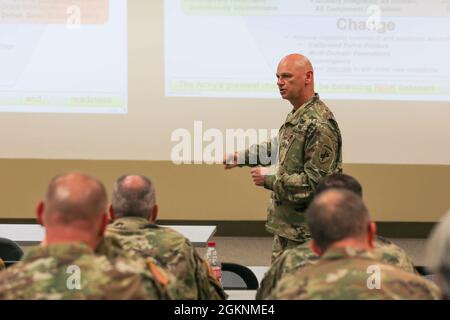 US Army Reserve Brig. Gen.l Michael M. Greer, stellvertretender Generalkommandant, U.S. Army Civil Affairs and Psychological Operations Command (Airborne), stellt Fragen von leitenden Funktionalbeamten während der Offiziersfachentwicklung (ODP) bei Command Post Exercise – Functional (CPX-F) 21-02. Greer sprach über die Analyse des Wettbewerbs, der Krise und des Konflikts, um unter neuen Bedingungen auf dem heutigen modernen Schlachtfeld eine Überlastung der Fähigkeiten zu erreichen. Stockfoto