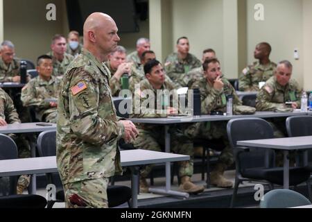 US Army Reserve Brig. General Michael M. Greer, stellvertretender Generalkommandant, U.S. Army Civil Affairs and Psychological Operations Command (Airborne), führte während der Command Post Exercise – Functional (CPX-) 21-02 in Fort McCoy, Wis., am 7. Juni 2021 ein Officer Professional Development (ODP) Briefing durch. Greer referierte über die Analyse von Wettbewerb, Krise und Konflikt, um unter neuen Bedingungen auf dem heutigen modernen Schlachtfeld Fähigkeiten zu überholen und zu gewinnen. Interessierte Beamte wurden auch eingeladen, an einem zusätzlichen Seminar teilzunehmen, das sich auf die Führungsebene auf der folgenden Ebene konzentrierte Stockfoto