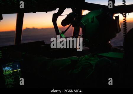 US Air Force 1st LT. Victor Valavanis, ein C-130J Super Hercules Pilot, der dem 75. Expeditionary Airlift Squadron zugewiesen wurde, fliegt am 7. Juni 2021 eine Kampfflugmission. Die 75. EAS unterstützt die kombinierte Gemeinsame Task Force Horn von Afrika (CJTF-HOA) bei medizinischen Evakuierungen, Katastrophenhilfe, humanitären und Fallenlassen-Operationen. Stockfoto