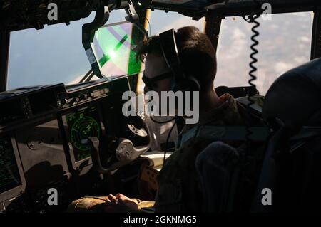 US Air Force 1st LT. Victor Valavanis, ein C-130J Super Hercules Pilot, der dem 75. Expeditionary Airlift Squadron zugewiesen wurde, fliegt am 7. Juni 2021 eine Kampfflugmission. Die 75. EAS unterstützt die kombinierte Gemeinsame Task Force Horn von Afrika (CJTF-HOA) bei medizinischen Evakuierungen, Katastrophenhilfe, humanitären und Fallenlassen-Operationen. Stockfoto