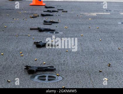 ATLANTISCHER OZEAN (07. JUNI 2021) Seeleute nehmen an 9-mm-Pistolenabschlüssen an Bord der Expeditionary Sea Base USS Hershel „Woody“ Williams (ESB 4) im Atlantischen Ozean Teil, 07. Juni 2021. Hershel „Woody“ Williams ist im geplanten Einsatzgebiet der Sechsten Flotte der USA zur Unterstützung der nationalen Interessen und der Sicherheit der USA in Europa und Afrika im Einsatz. Stockfoto